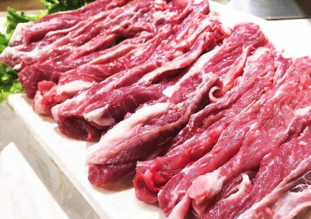 买羊肉时,先看肉皮后看肉,记住4个小窍门,一挑准是新鲜好羊肉