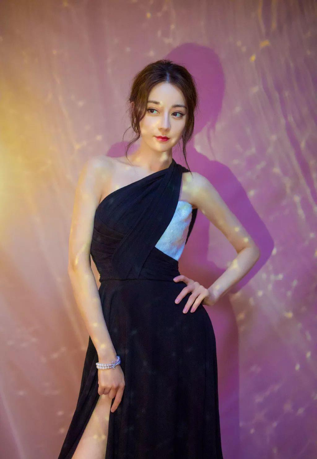 迪丽热巴穿樱花粉裙子美得太不真实了