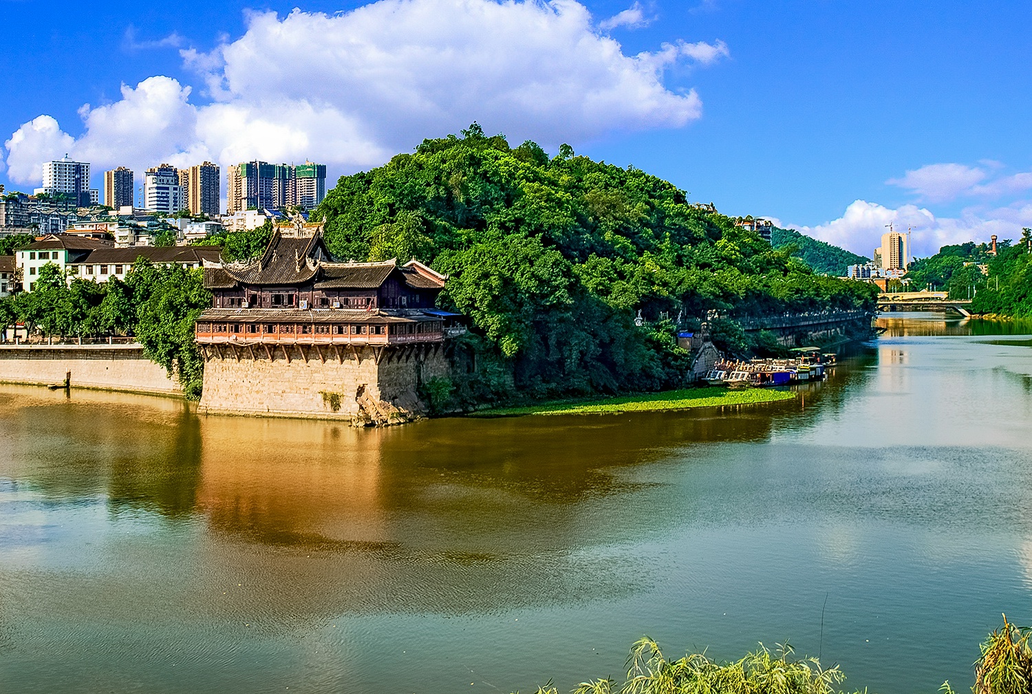 自贡:打击随意排污行为 排污单位需申领排污许可证