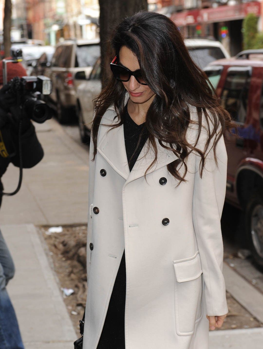 艾莫·阿拉慕丁春日街拍,诠释美女律师最佳穿衣范本,气场很足!