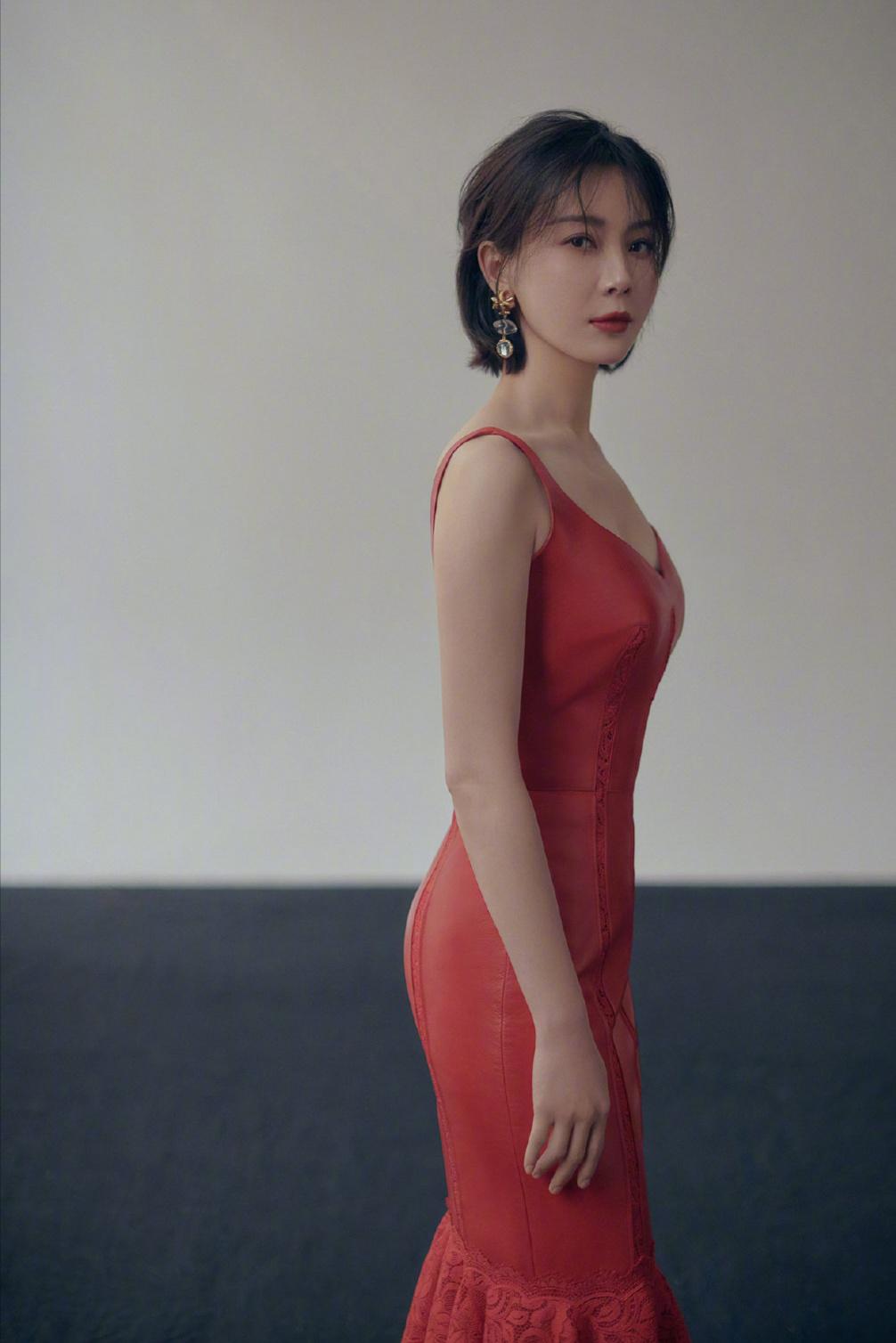 陈数真是漂亮姐姐,天蓝色拼接黑色无袖长裙优雅又高级,气质超美