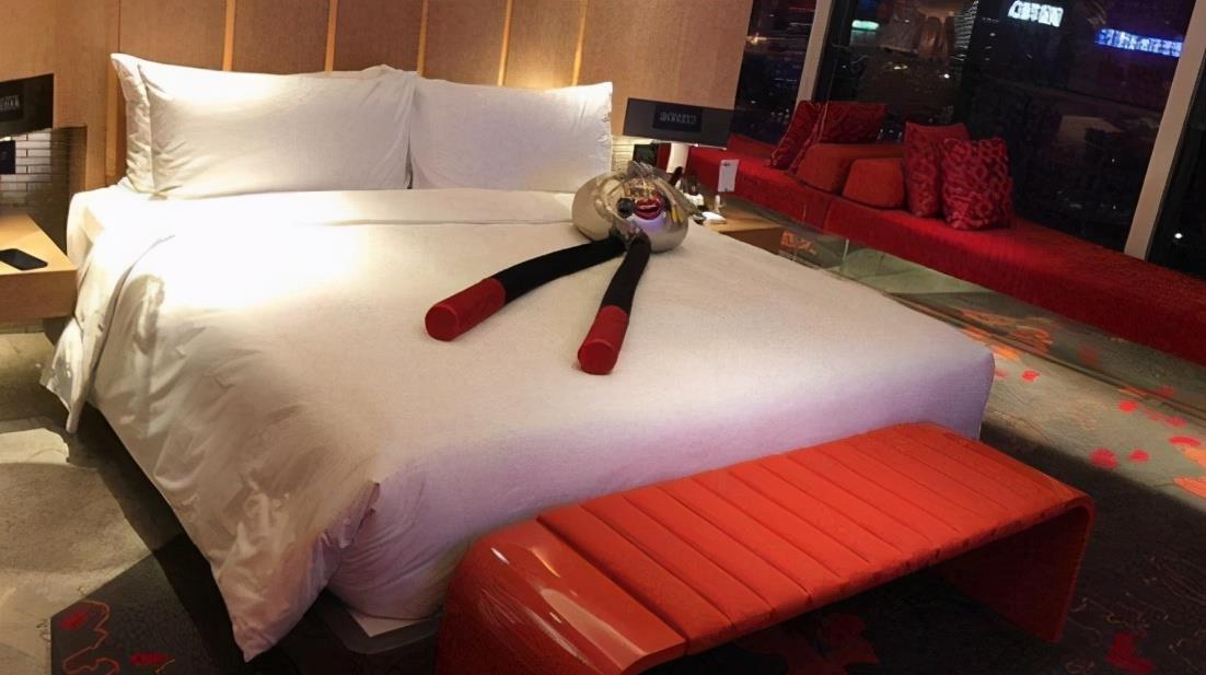 情侣酒店的"春凳",为什么摆放在床尾处?会玩儿的都懂