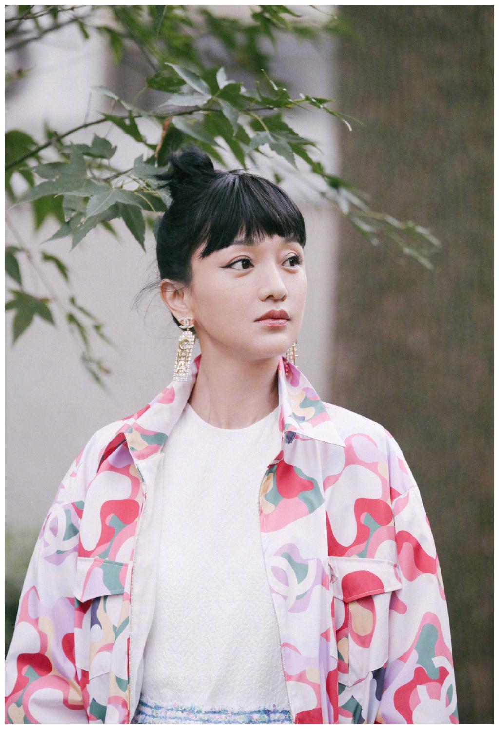 46岁周迅依然少女,穿粉色毛衣扎麻花小辫,与王源同框像姐弟|周迅|小辫