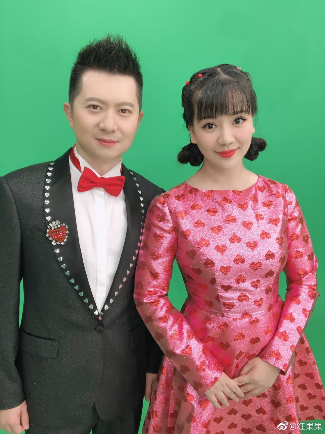 央视主持人红果果晒女儿,小女儿发圈超多,网友:好富有