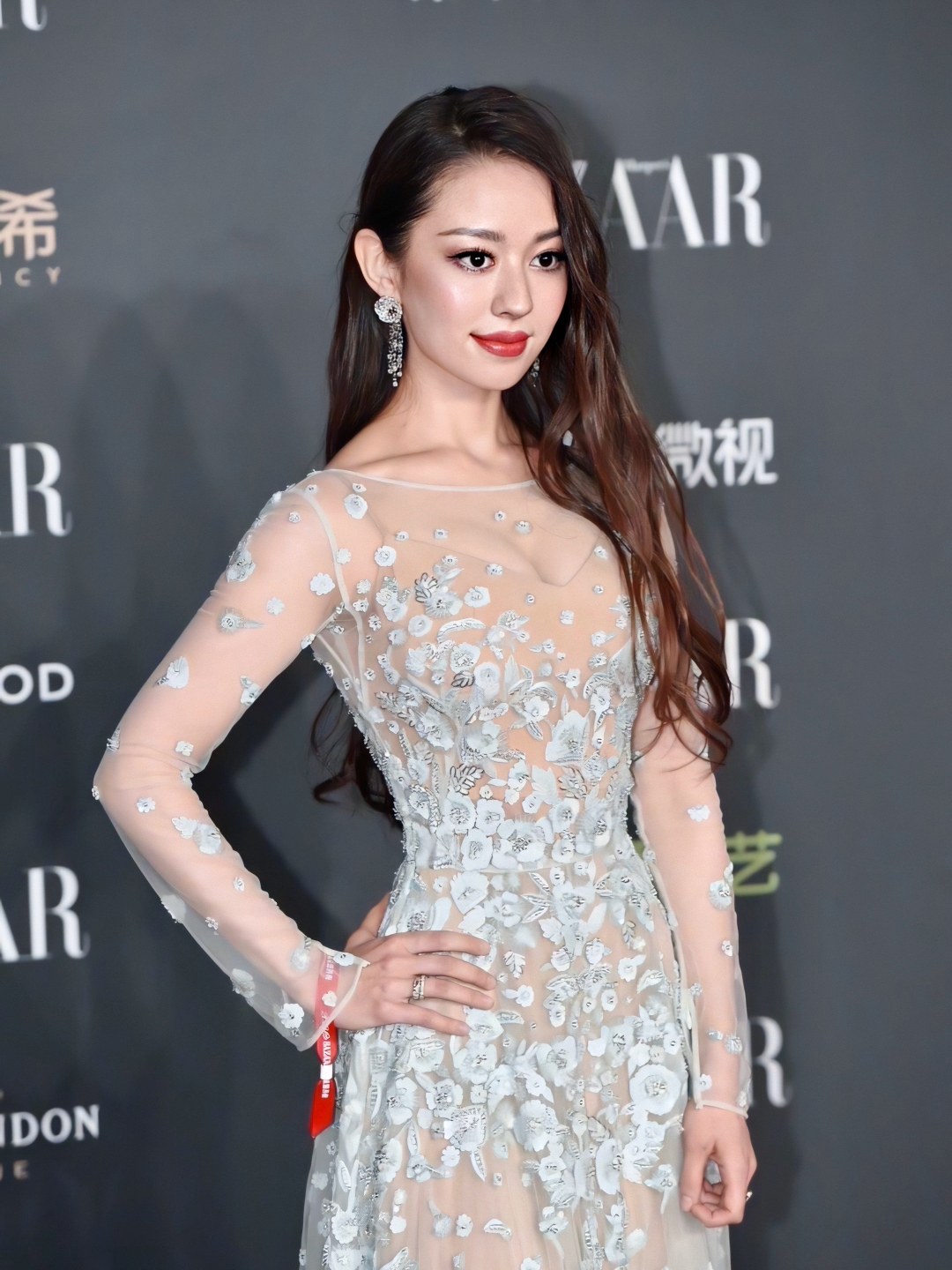 吉娜走红毯穿薄纱连衣裙网友郎朗好福气