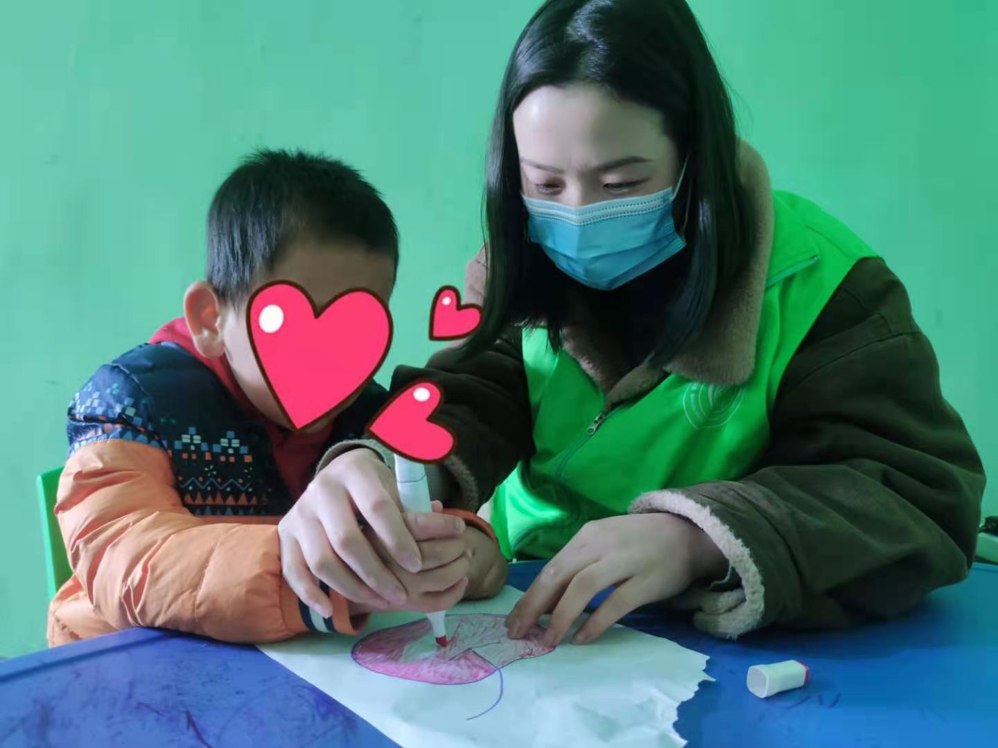 "治愈"作用, 梅明社工青年志愿者张琼,张诺志愿者与孩子们一起画画