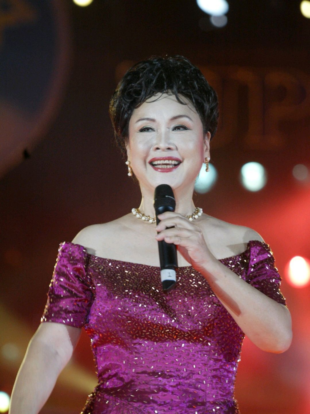 歌唱家李谷一老师无惧岁月气质端庄典雅之美