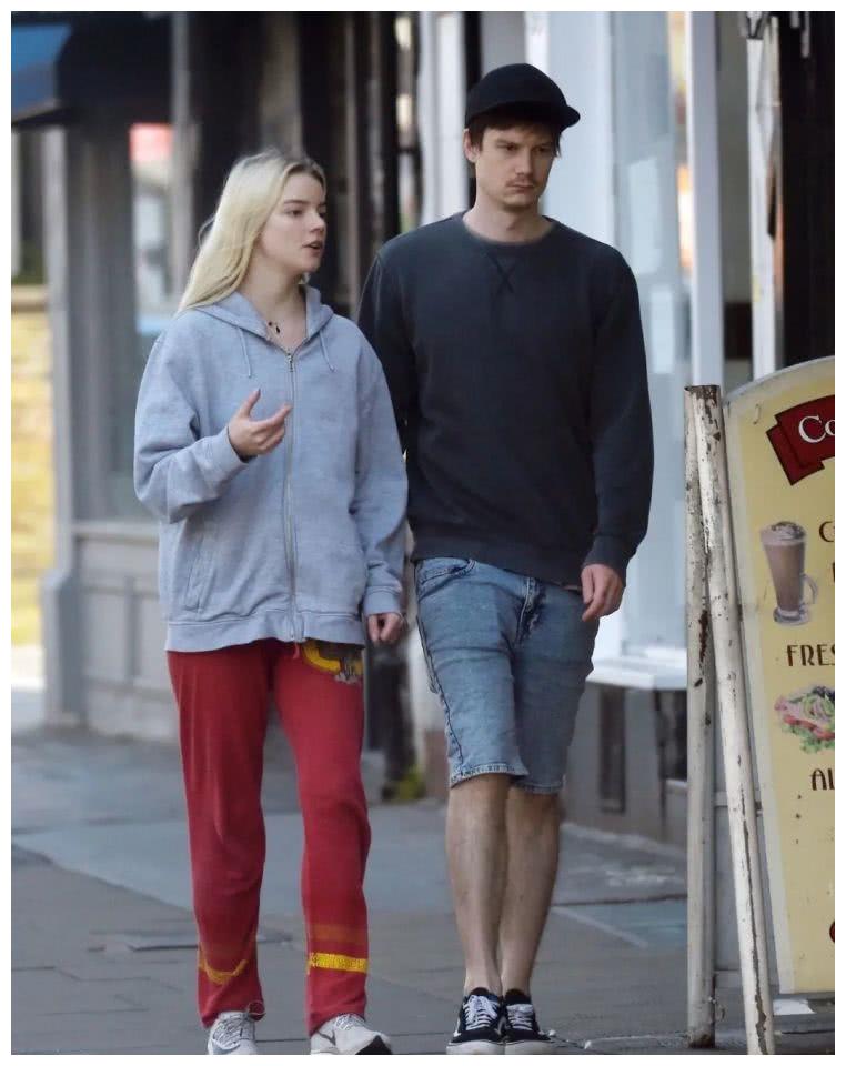 素颜的安雅泰勒乔伊和男友现身伦敦街头