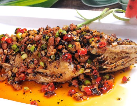 大千干烧鲈鱼外酥内嫩的农家做法