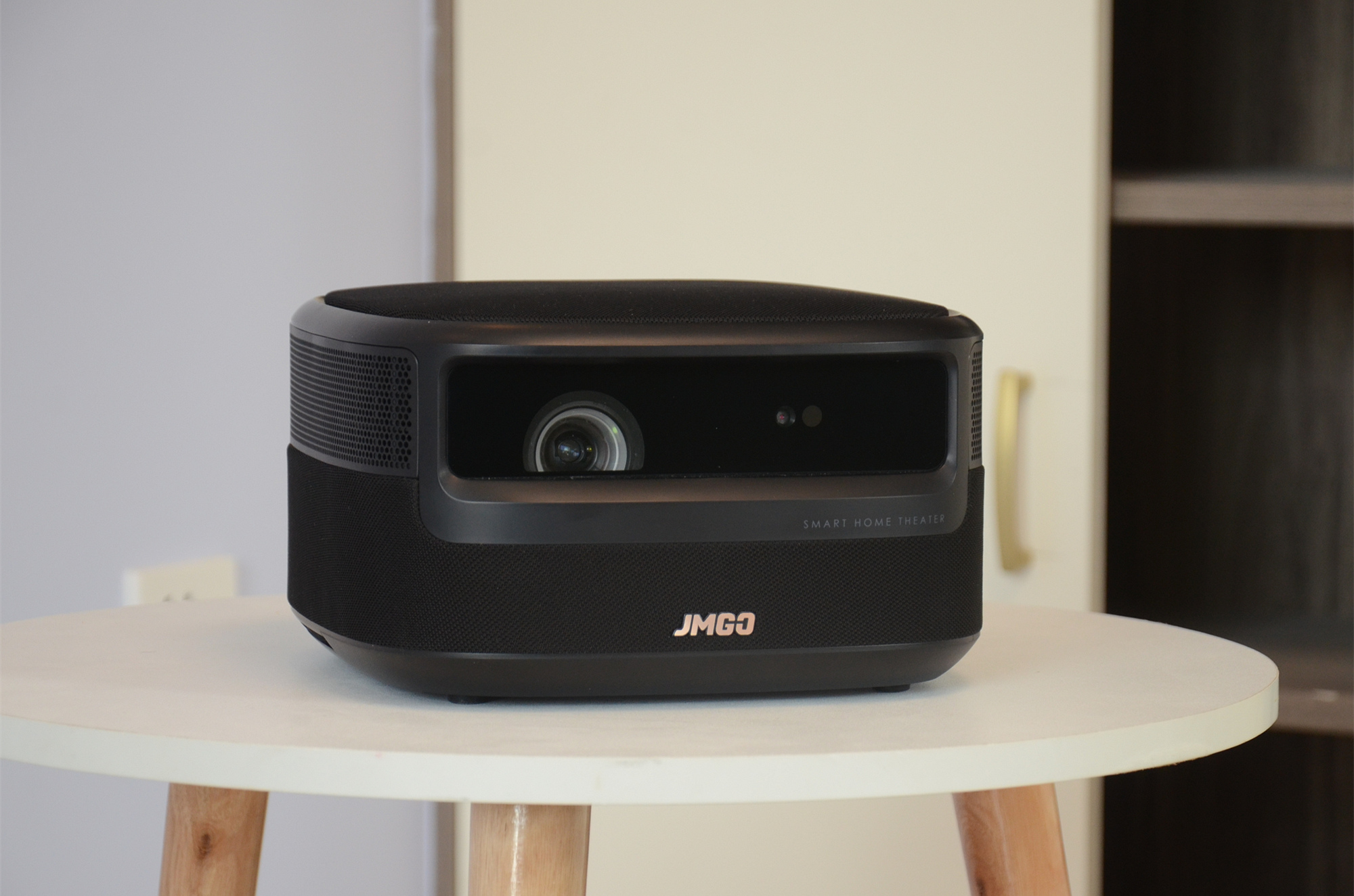 在84英寸大屏上玩游戏是什么感觉坚果v10游戏体验