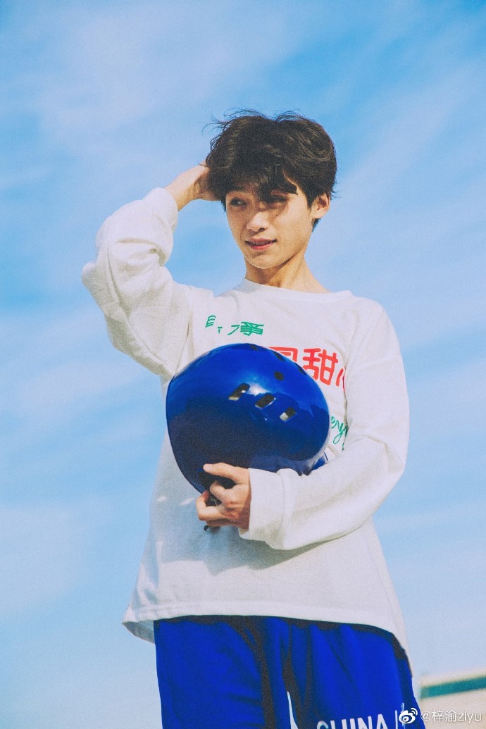 《少年之名》选手梓渝谱写"青春之歌" 清新色彩宛如蓝色大海