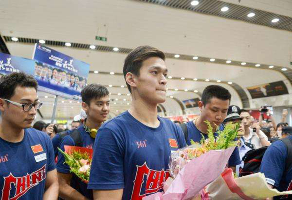 29岁孙杨在视频中现身！安静撸猫稍显落寞，禁赛风波意味着什么？休闲区蓝鸢梦想 - Www.slyday.coM