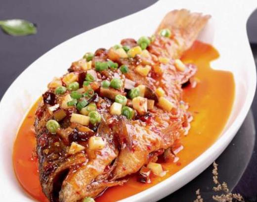 大千干烧鲈鱼外酥内嫩的农家做法