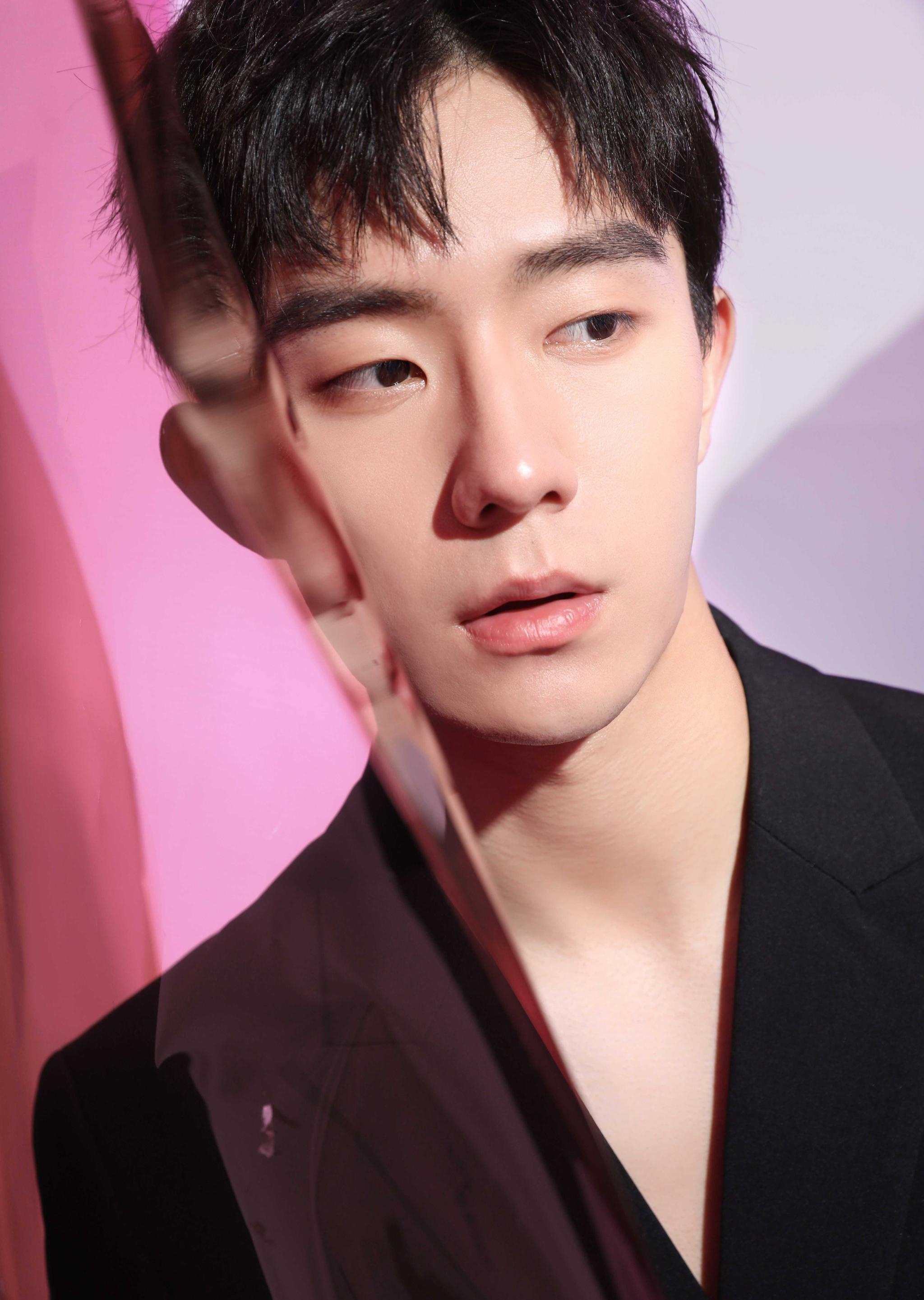 郑好粉色光影大片曝光 纯黑西装温润雅致彰显少年独特气质