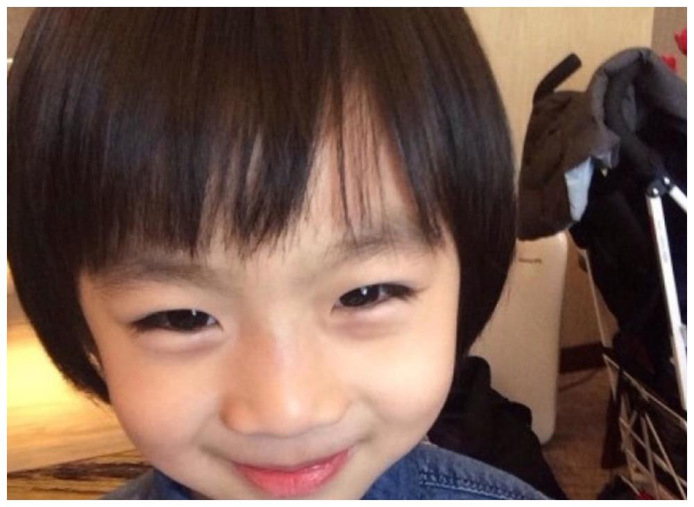 林志颖大儿子"开挂式"长大,kimi五官长开,意外撞脸蔡徐坤