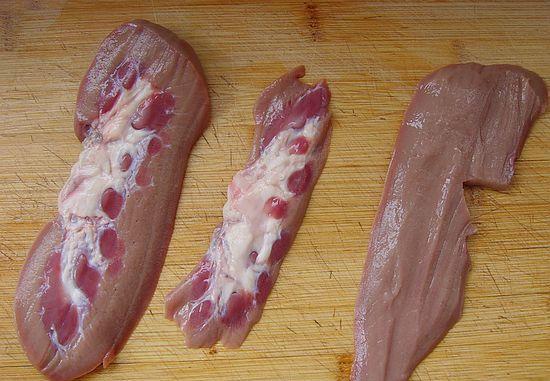 1,猪腰子洗净一剖两片,除去膜,去掉白色的筋