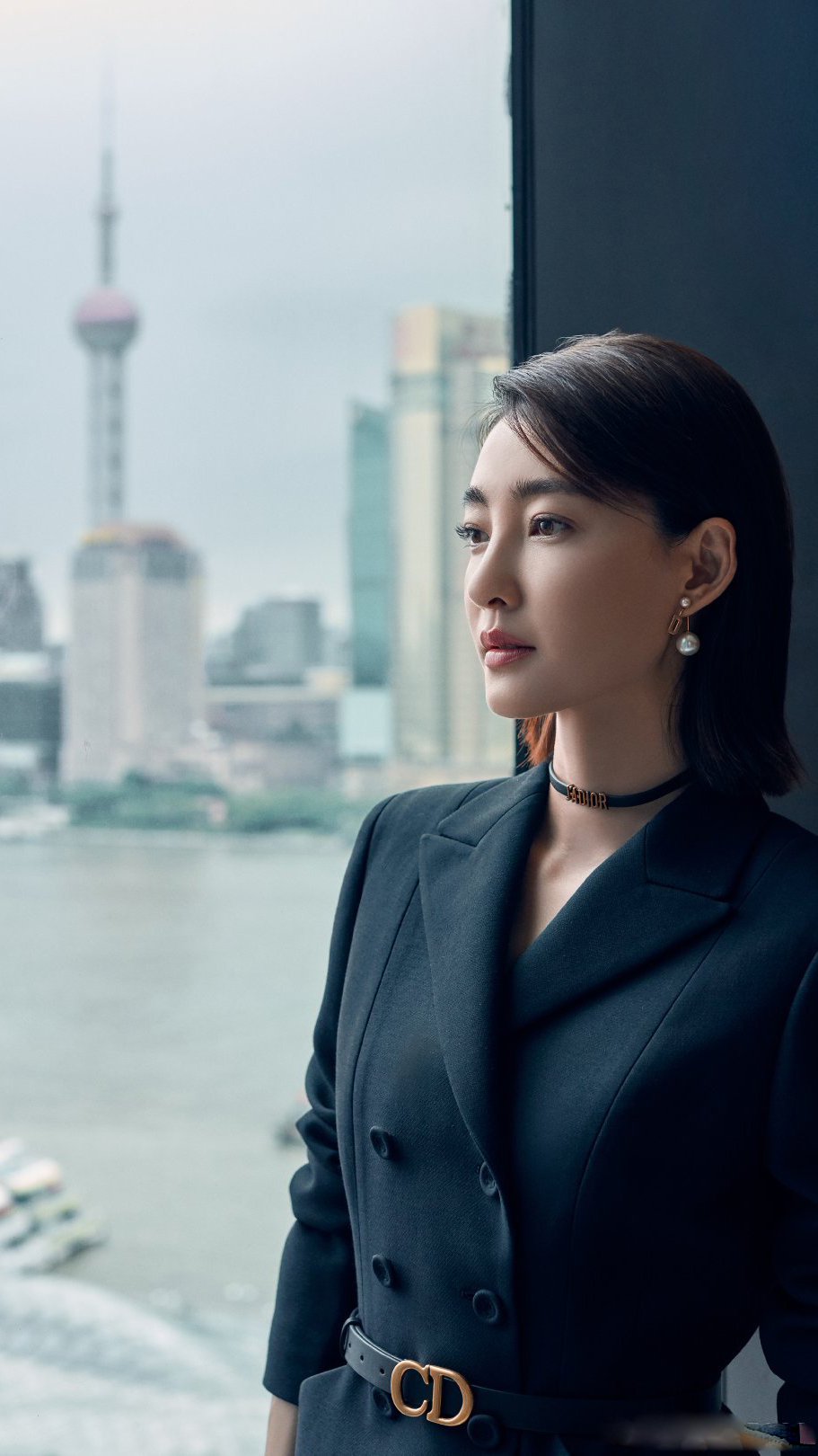 素颜女神王丽坤西装配纱裙这么有反差