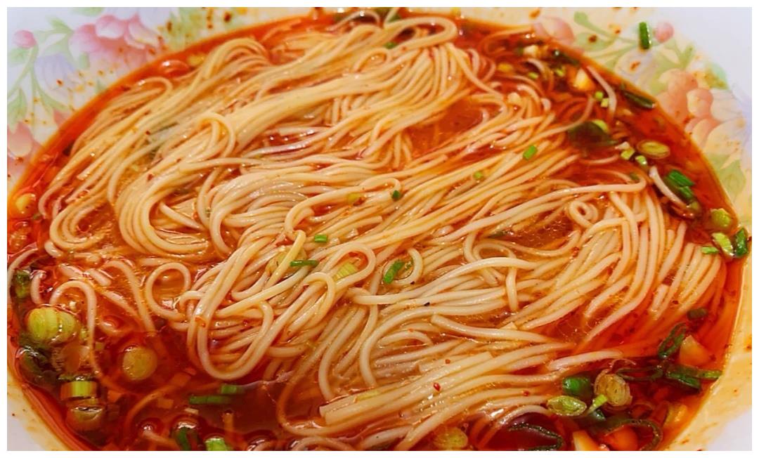 5分钟就可以搞定的酸汤面,2块钱的成本,吃一口就爱上,超级赞