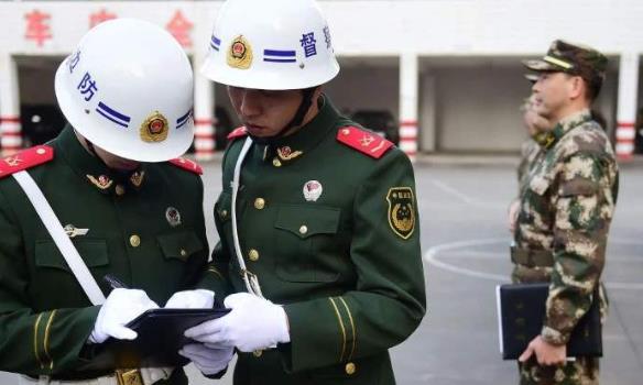 部队中戴白头盔是什么身份?权力很大,难怪老兵总说看到躲远点|纠察_新浪新闻