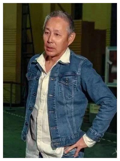 64岁陈道明现身!一头白发脸部长满老年斑,但打扮时尚超吸睛