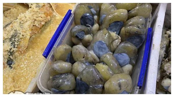 新鲜的墨鱼蛋,宁海人通常是抱盐,就是用盐稍腌个30分钟,就蒸着吃,咸度