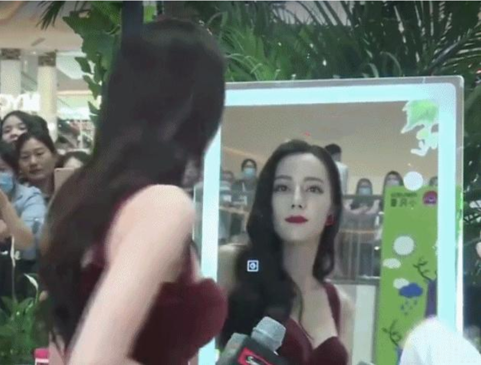 迪丽热巴照镜子名场面,和自己对视几秒愣住了,大概也被美晕了吧