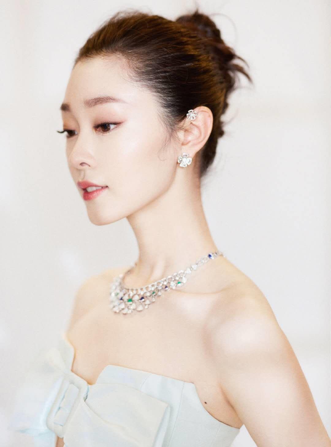 宋轶太大胆,上身只穿蝴蝶结,大光明造型清新甜美__财经头条