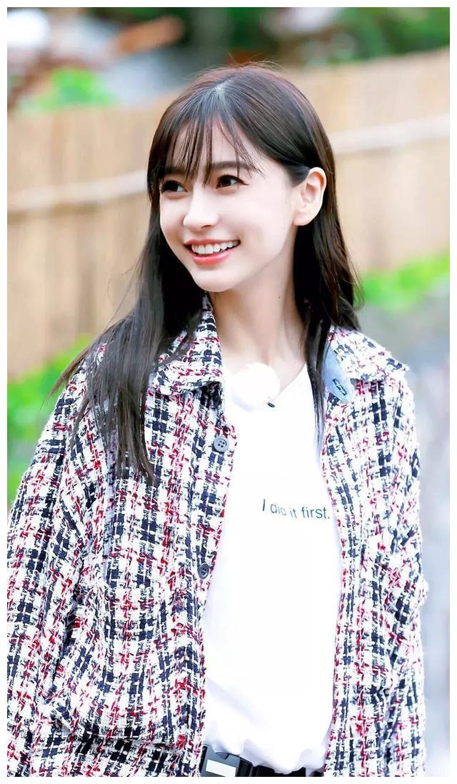 日常生活中的angelababy脾气很温柔,善良又可爱,希望可以在娱乐圈中