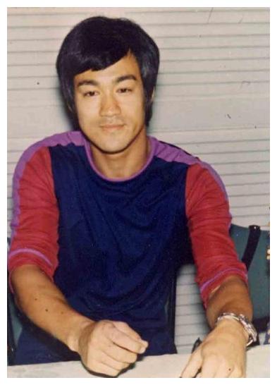 1973年,李小龙购1555万美元保险后死丁佩床上,她为何嫁向华强?