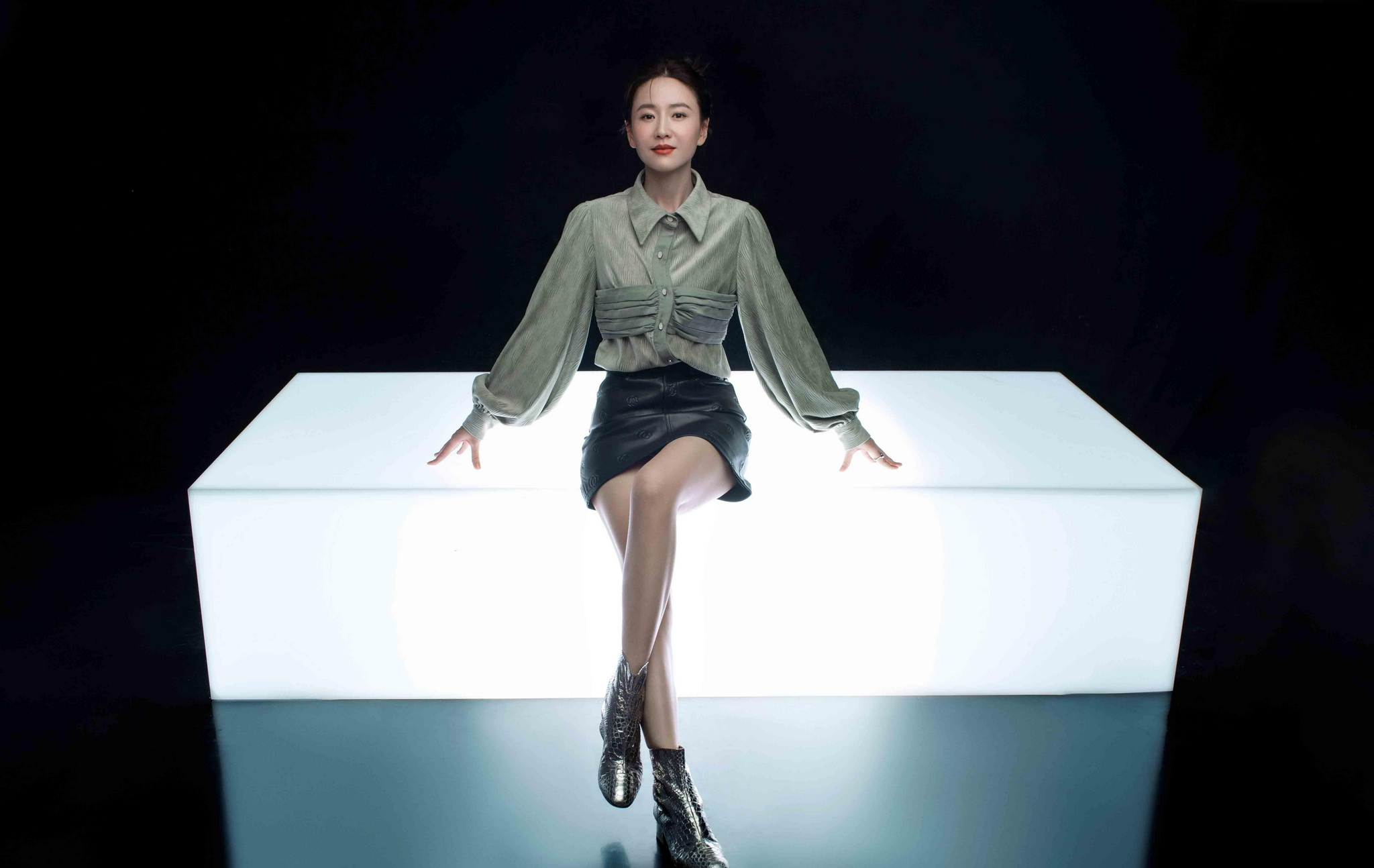 徐囡楠时尚写真释出 衬衫皮裙尽显成熟女人味