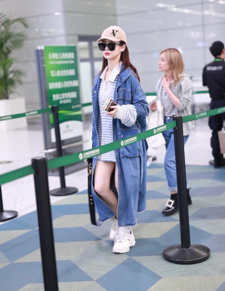 戚薇衣服品味没得挑长款牛仔外套内搭条纹针织衫高贵洋气