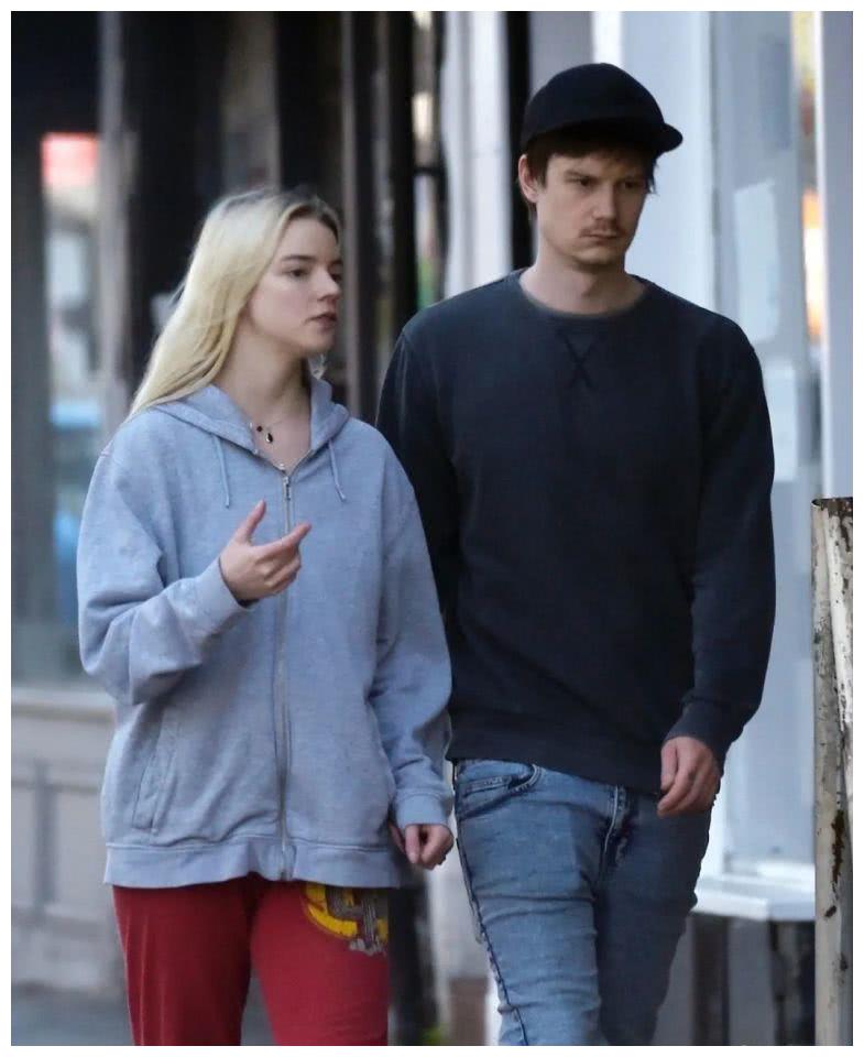 素颜的安雅泰勒乔伊和男友现身伦敦街头