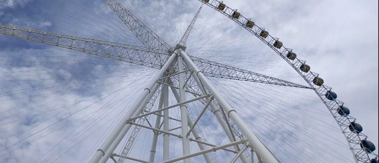 山东青岛最大的摩天轮,直径88米,青岛地标建筑之一