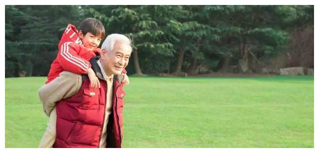 无赖爷爷火了陪孙子打点滴却赖着床位娃表情属实亮眼