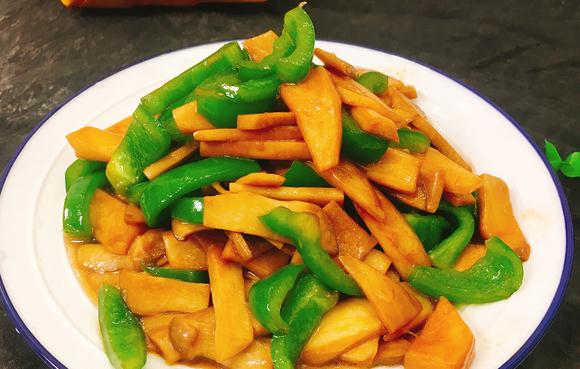 爆炒鸡块,青椒杏鲍菇,香菜胡萝卜丸,烂肉豇豆的做法