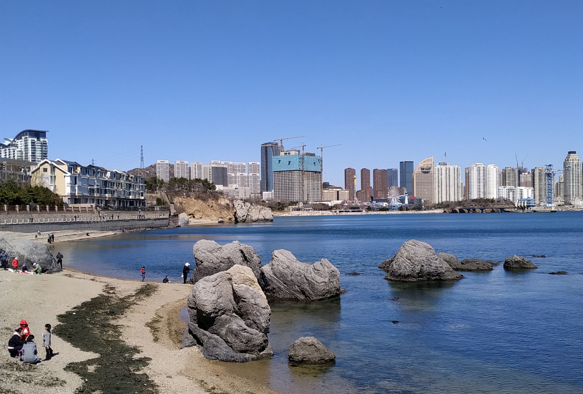 黑石礁公園,西起大連海洋大學,向東沿海岸線至星海公園西門