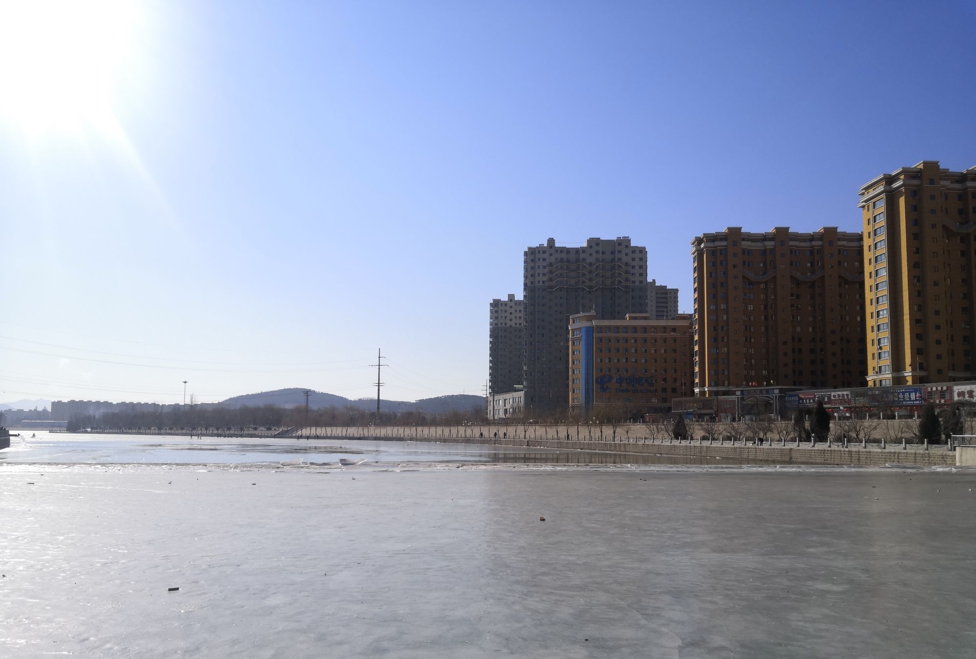 就说蓝不蓝吧这天,辽宁凌源大凌河河道