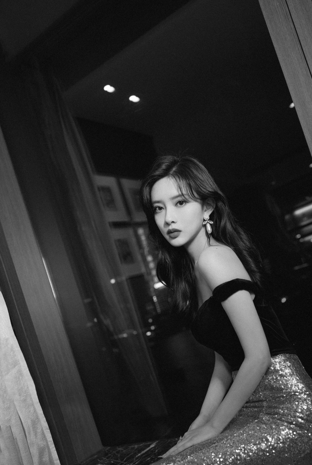 孟子义活动造型身穿露肩上衣搭配亮片鱼尾裙,大秀好身材