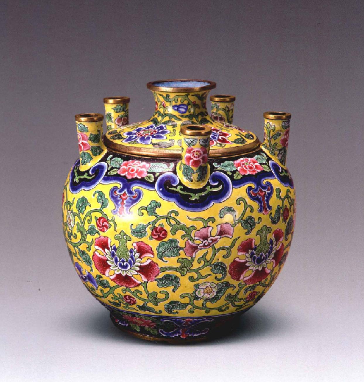 炉内施蓝色珐眼釉,外壁施黑色珐琅釉地,做连体形开光,如意云头纹开光