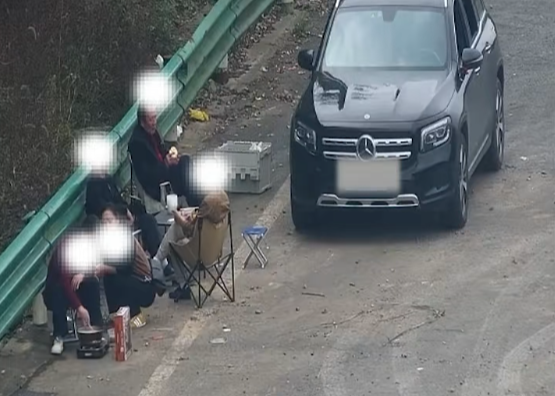 五人高速避险车道生火做饭，未设警示，被处罚记分。