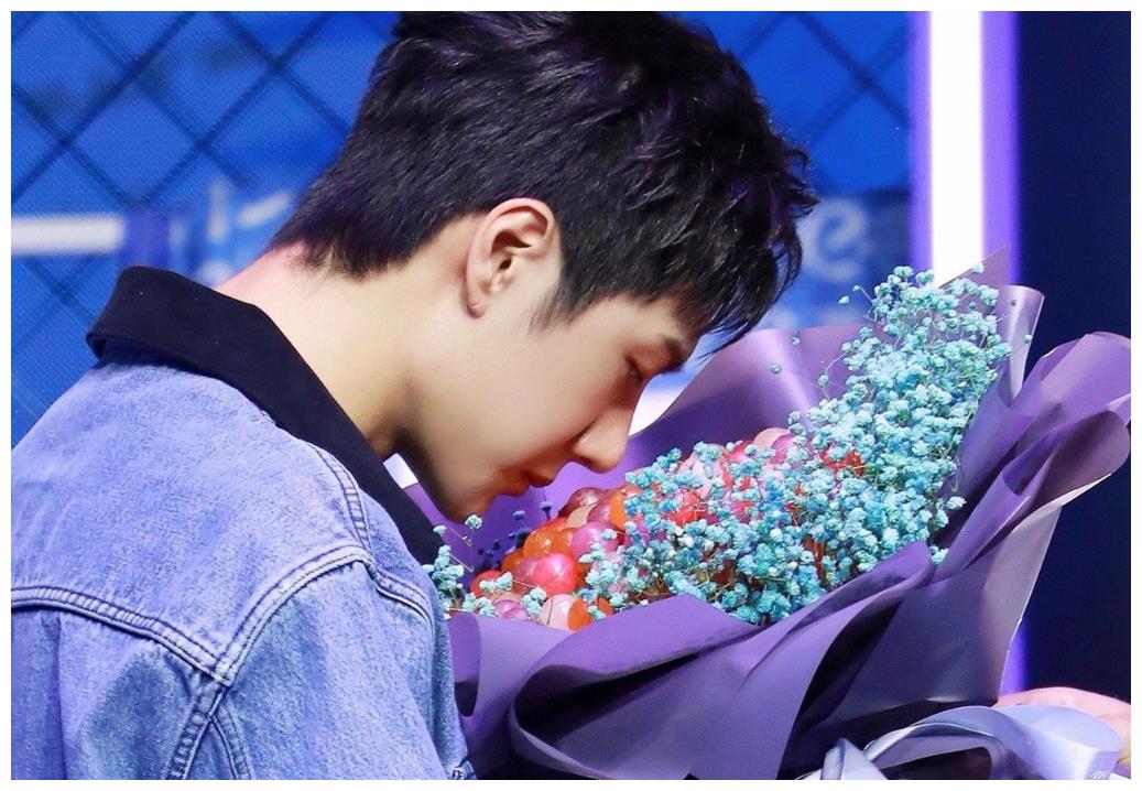 粉丝送棒棒糖捧花,王一博的第一反应过分可爱