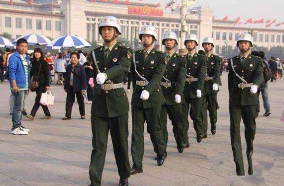 部队中戴白头盔是什么身份?权力很大,难怪老兵总说看到躲远点|纠察|部队|远点_新浪新闻