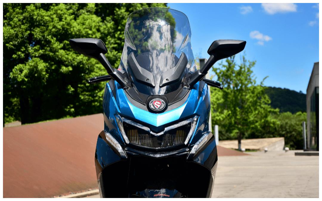 26980元,宗申赛科龙发布新款250cc踏板rt3智慧版