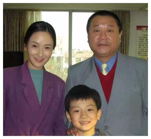 范伟老婆曝照,美若天仙!难怪57岁的范大哥这么洁身自好啊!