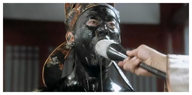 而在剧中饰演师爷"对穿肠",被唐伯虎气到喷血而死的谷德昭,他的真实