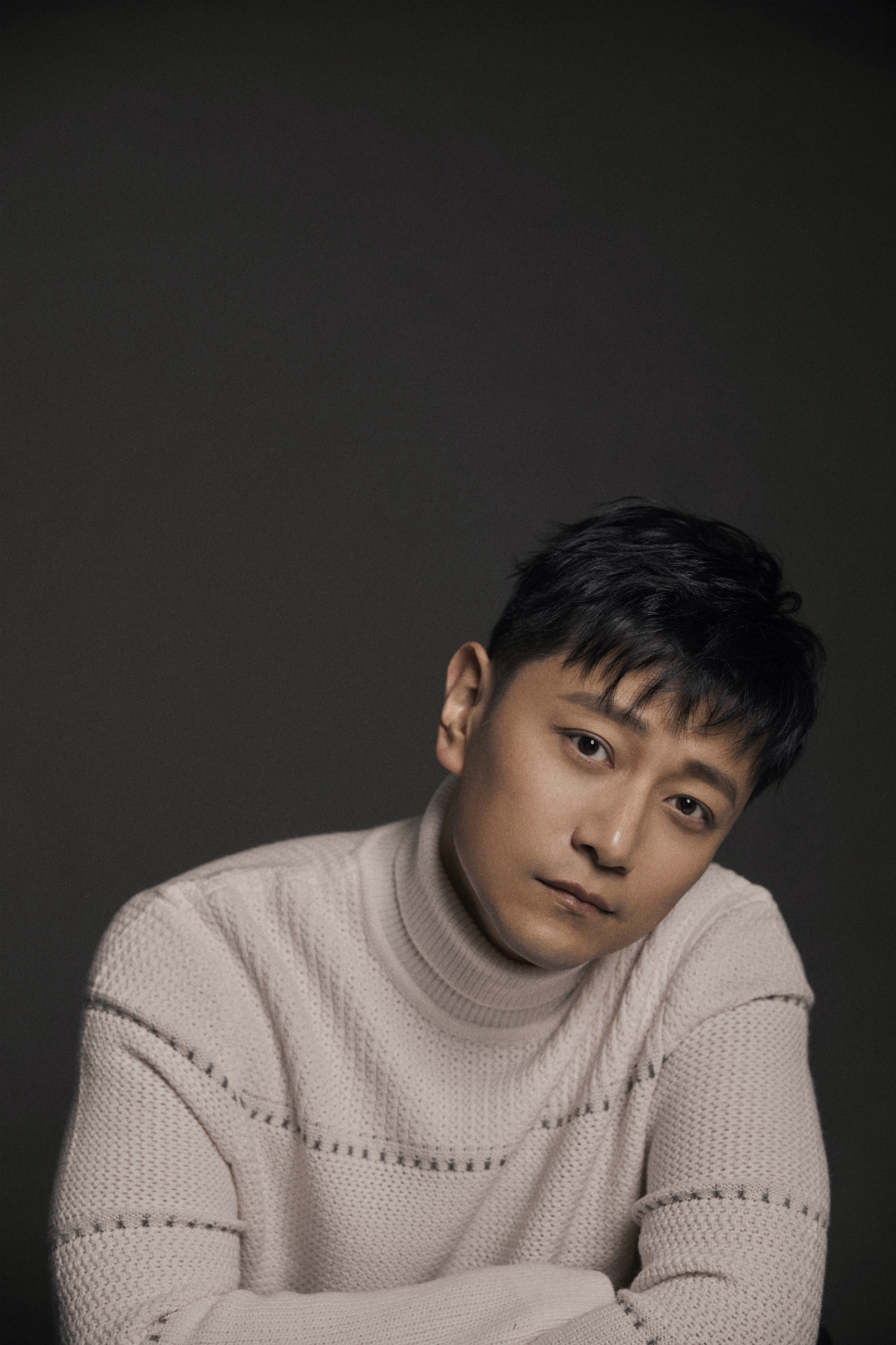 《瞄准》热播好评不断 张洪睿曝初秋写真展硬汉柔情