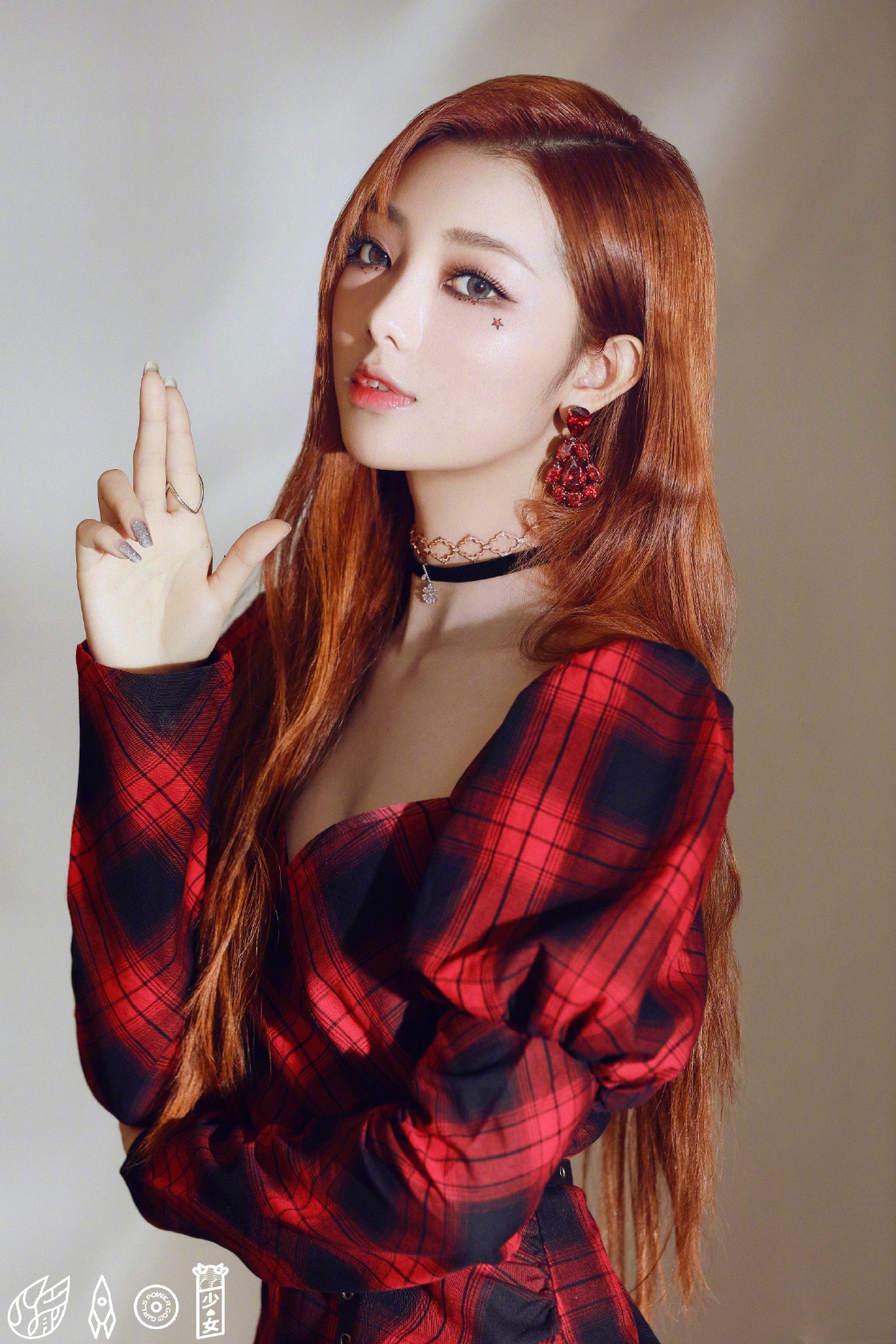 李紫婷身着红色格纹泡泡袖连衣裙,清爽的春日造型气质满分