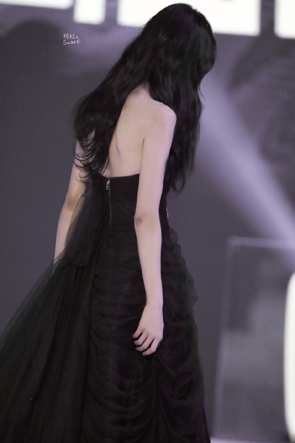 郑爽的身材真的是多少女孩子的梦想啊!怎么穿都很有范