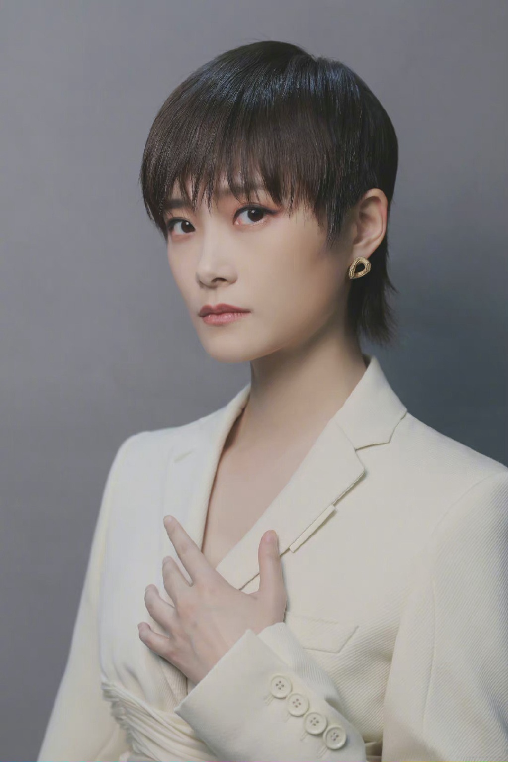 李宇春一身burberry修身廓形白色西服套装,干练利落