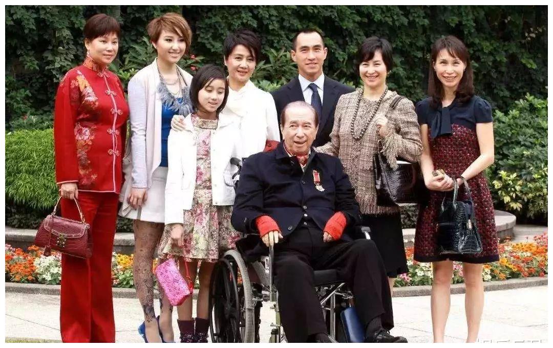 58岁何超雄入禀法院要求姐姐交出资料,赌王大房争夺战揭开序幕